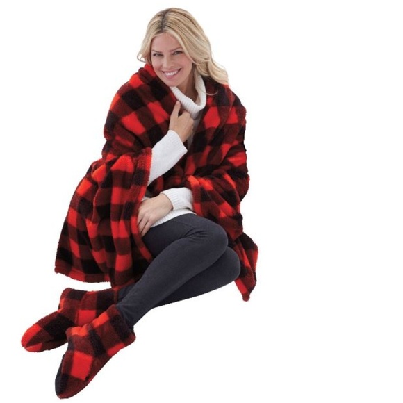 Accessories - NWT Piece throw & bootie set